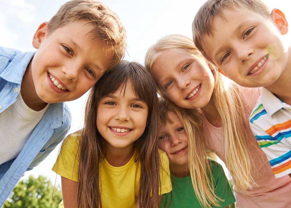 Grupo de niños sonriendo con dientes sanos